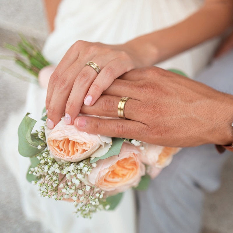Aliança Dourada com Linha Central ou Banda de Pedras 6mm em Aço para Casamento, Namoro ou Compromisso - REF00080 - PIME.pt