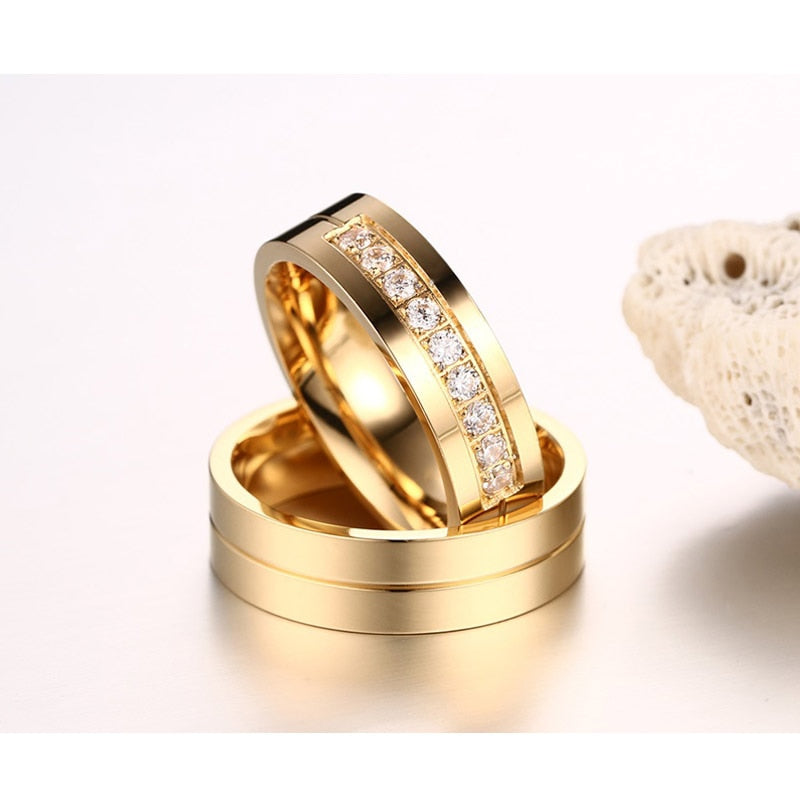 Aliança Dourada com Linha Central ou Banda de Pedras 6mm em Aço para Casamento, Namoro ou Compromisso - REF00080 - PIME.pt